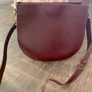 The Transport Saddlebag Burgundy in color